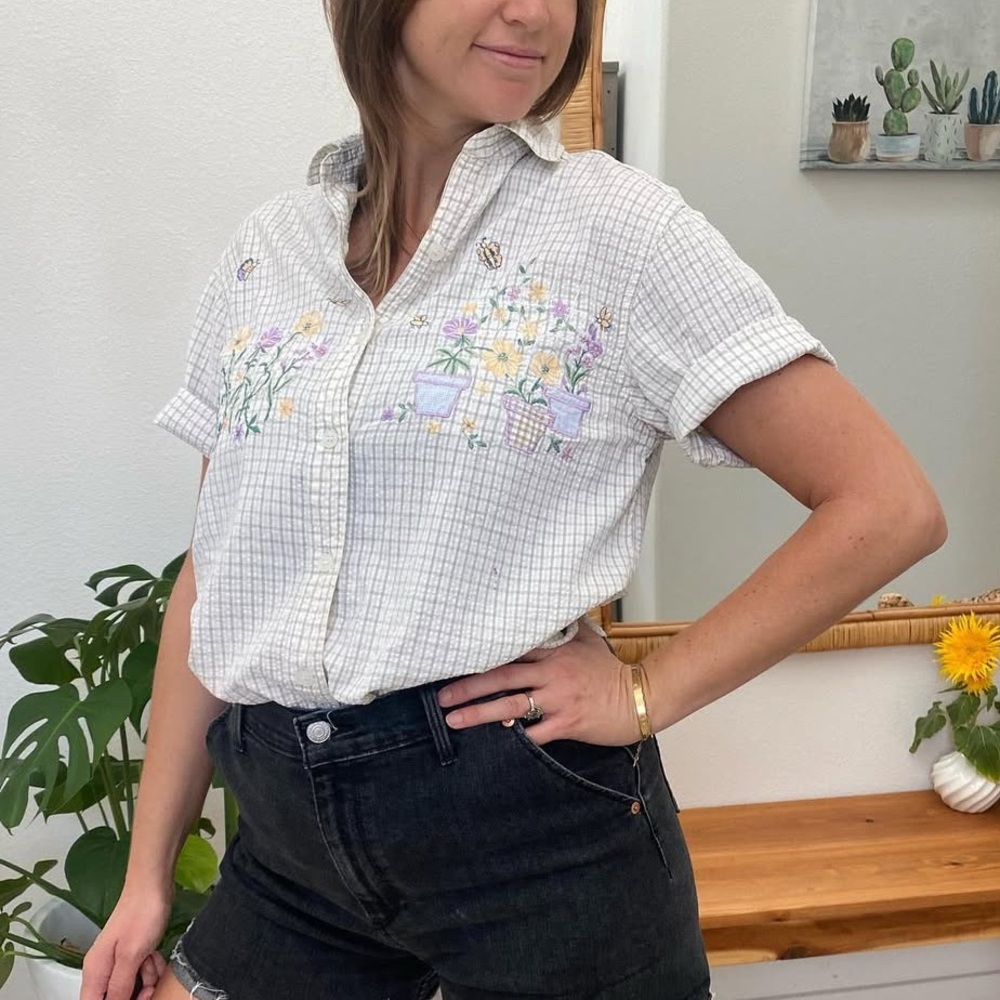Casey & Max 100% cotton button up. Sage and white with flower embroidery